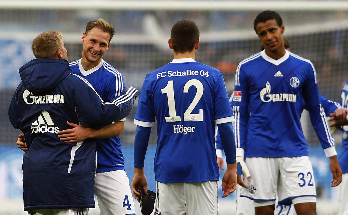 包含勒沃库森客场不败，逼平沙尔克04，延续不败纪录的词条