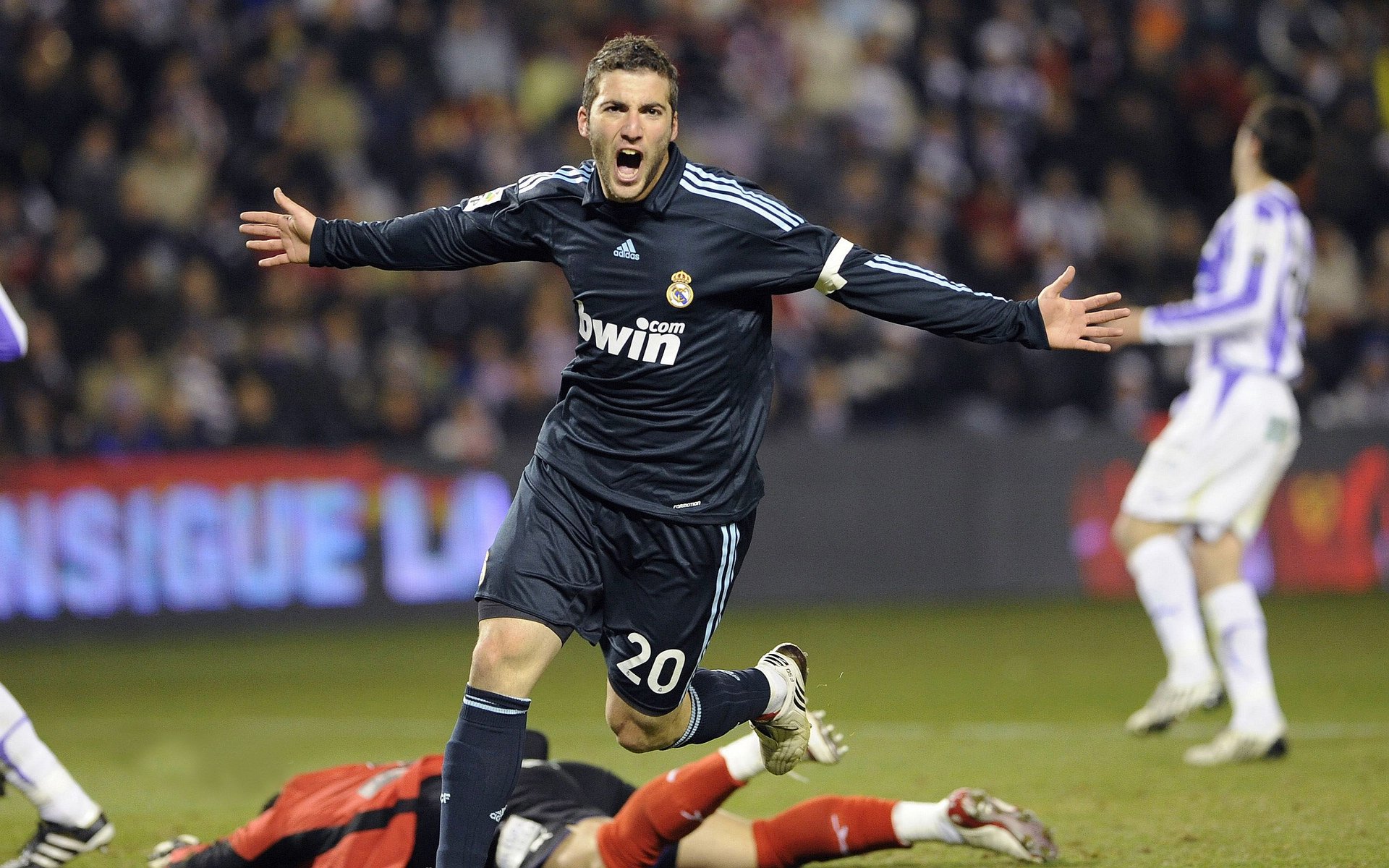 DB电竞下载-钢铁防线与战术觉醒，尤文式体系如何让巴斯托尼在西决生死战中接管比赛