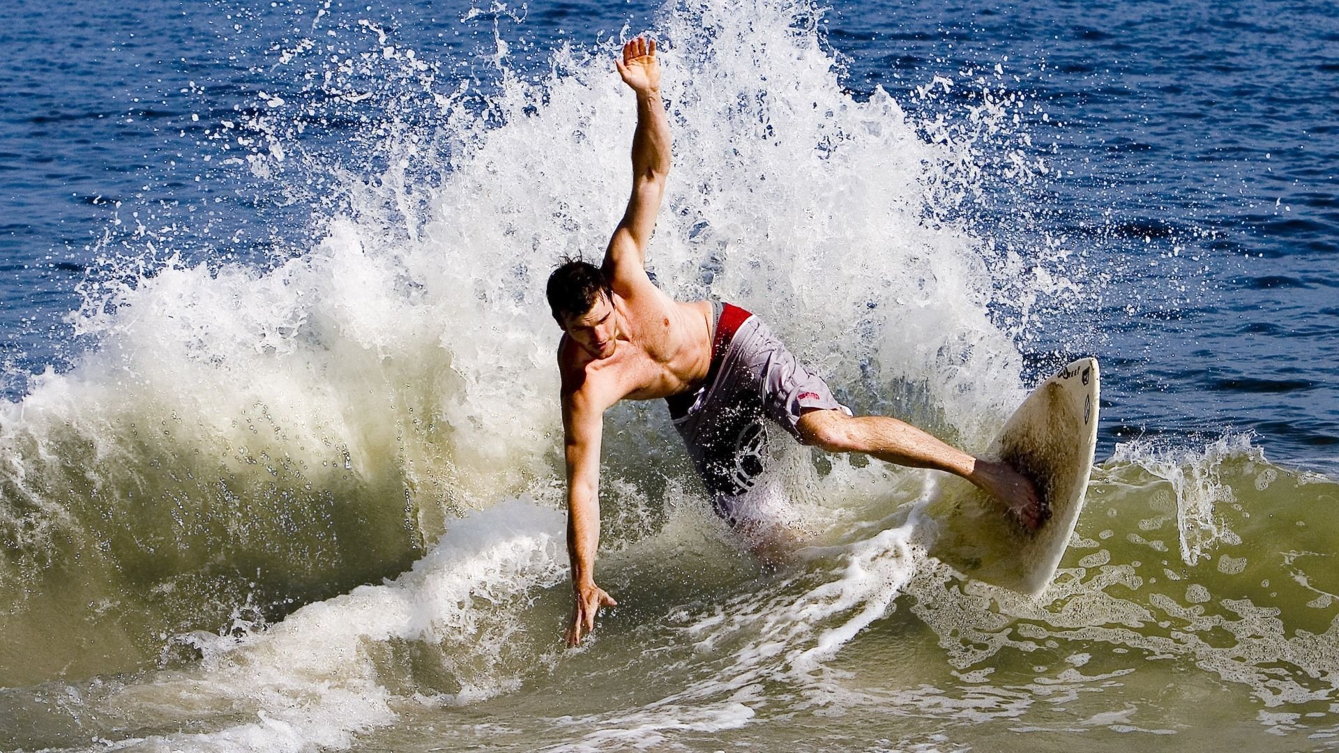 足球场上的双重悬念，利物浦提前加冕与伊拉克战火中的阿坎吉奇迹