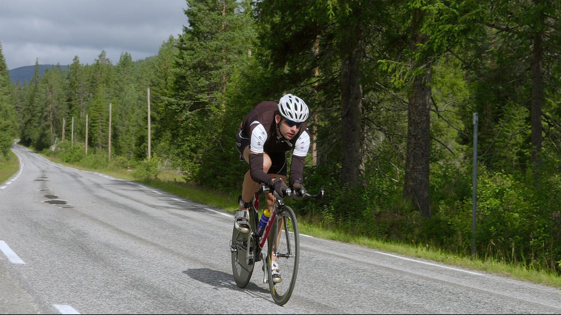 DB电竞平台-伊拉克冲垮几内亚，迪亚斯统治全场，一场足球赛背后的地缘隐喻